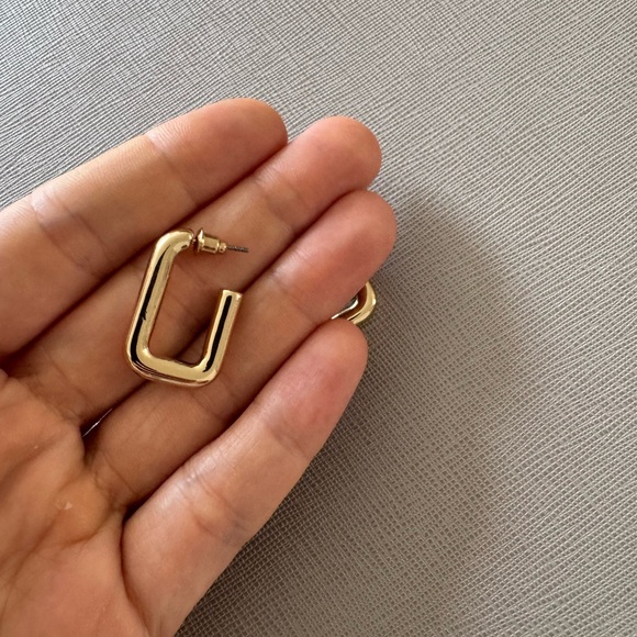 Sleek Gold Geometric Hoop Earrings - Picture 3 of 3